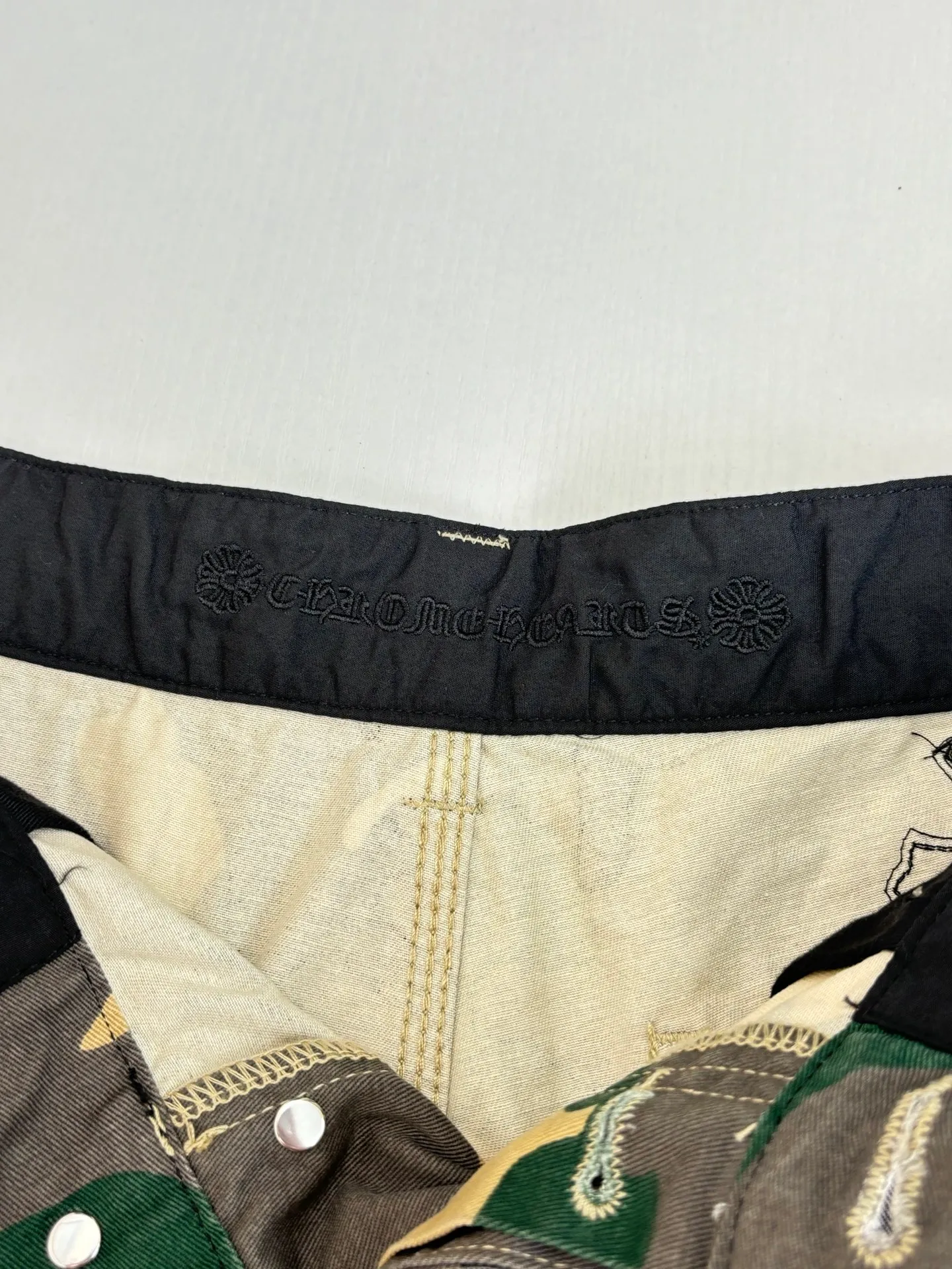 P500 Chrome Heart*/Chrome Heart CH leather camouflage shorts were purchased and developed from a Los Angeles agent for US$2,980. This style is made of custom-made military canvas fabric, restored 1:1 according to the original model, and printed with camouflage patterns. The customization period for the hem sex pattern stamp is 20 days, the minimum order is 1800 pieces, and the color plate is matched. The hardware buckles are all made of electroplated 925 silver material, the weight is perfectly restored, and they are aged and oxidized to black.  Size：S/M/L/XL
